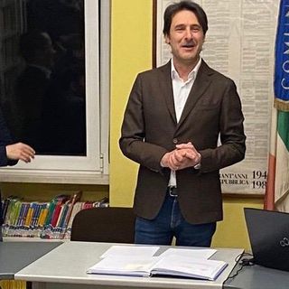 Il saluto di Giuseppe Licata al consiglio comunale di questa sera a Lozza. Accanto a lui Maurizio Runchina, in piedi, neo primo cittadino, e Fabrizio Maroni, figlio dell'indimenticabile Bobo