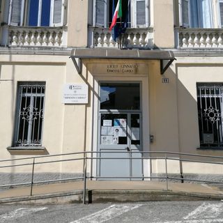 Maturandi in classe per l'esame di Stato. Al via domani la maxi prova con le regole anti contagio