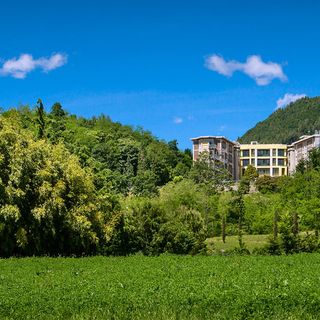 Il sindaco di Viggiù: «Un ospite dell'istituto Madonna della Croce non ce l'ha fatta»