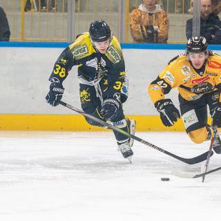 A sinistra William Mäkinen, 29 anni il prossimo 19 giugno, duella con Crivellari: entrambi si ritroveranno ad agosto compagni di squadra nei Mastini (foto Galbiati)