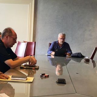 L'assessore allo Sport, Stefano Malerba, primo a sinistra con il sindaco Davide Galimberti nella riunione a Palazzo Estense insieme al presidente del Varese, Stefano Amirante, e al vicepresidente Stefano Pertile