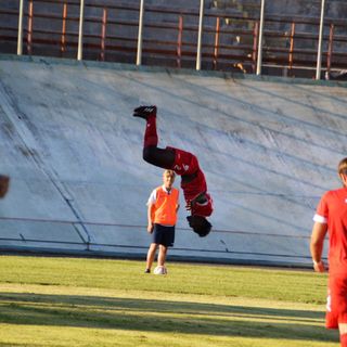 Mamah, uno dei più in forma del precampionato, vola dopo un gol al Franco Ossola (foto Ezio Macchi)