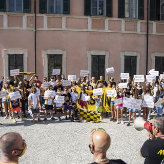 FOTOGALLERY. La protesta di tifosi e famiglie del palaghiaccio fuori da Palazzo Estense in immagini