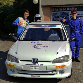 Manuel Colombo (a destra) e il suo navigatore, Matteo Sanfilippo (a sinistra), pronti per salire sulla loro Peugeot 106 N2 marchiata - anche - VareseNoi.it e InformazioneOnline.it