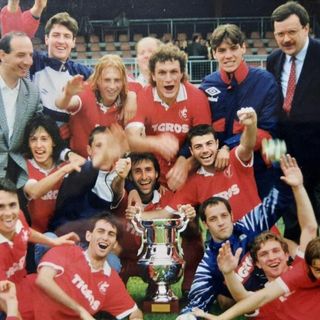 Mario Zeni, primo in piedi da destra, insieme al Varese allenato da Belluzzo vincitore della Coppa Italia dilettanti a Tolentino nel '94 e promosso in C2, dove avrebbe vinto anche la Coppa Italia di categoria superiore. Sotto è con Beppe Marotta e in panchina al Franco Ossola accanto ad Alfredo Magni