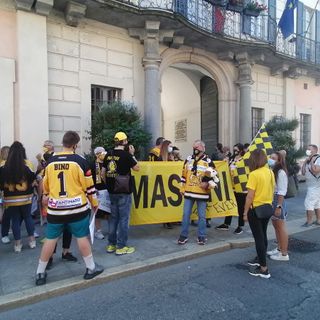 VIDEO. Palaghiaccio, tifosi dei Mastini e famiglie sotto Palazzo Estense. «Ci aspettavamo risposte da sindaco e assessore ma qui non c'è nessuno»