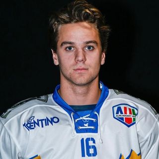 Massimo Pietroniro, 21 anni il 2 agosto, attaccante americano che diventerà italiano a inizio dicembre (foto tratta dal sito ufficiale dell'HC Fassa Falcons)