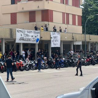 Gli striscioni presenti in piazzale Spozio a San Fermo per l'ultimo saluto a Mattia Vitali