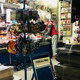 IN PRIMA LINEA. Ore 5, l'edicola di Mauro a Varese apre i battenti: «La gente si scusa di non poter offrire un caffè» (video)