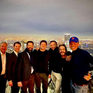 Mauro Porcini, il terzo da destra, ha postato questa foto da New York con la scritta: &quot;Ciao Varese&quot;. Le radici non si dimenticano