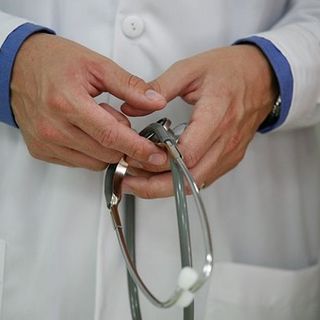 La palpeggia e le fotografa le parti intime durante una visita: medico arrestato per violenza sessuale
