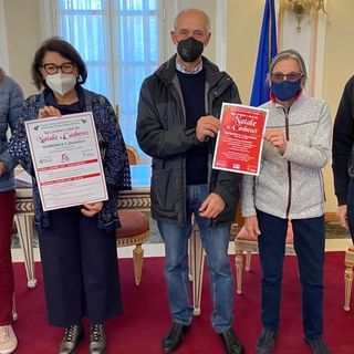 Luci, profumi e colori del Natale domenica al mercatino di Casbeno. «Aiutiamo chi è solo e ultimo. E i nostri giovani»