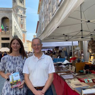 Il vicesindaco Perusin e Massimo Praderio, presidente dell'associazione Mete che gestisce l'antico mercato bosino