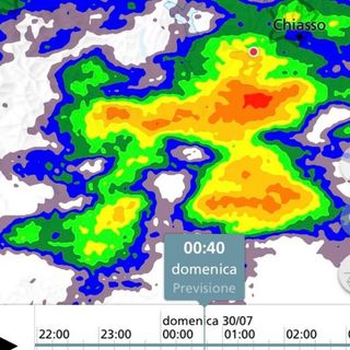 La previsione del radar di MeteoSvizzera per le 0.40 di domenica mattina: il puntino rosso è Varese
