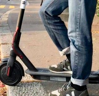 Quattordicenne in monopattino sul marciapiede: fermato dai vigili, reagisce e tenta di colpire gli agenti: multato e denunciato