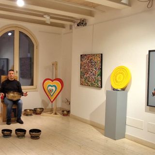 Michele Cataleta tra le opere della mostra d'arte contemporanea alla Torre delle Arti di Bellagio