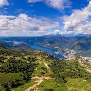 Il Mottarone e il versante del Lago d'Orta (Archivio Fotografico Distretto Turistico dei Laghi - Foto di Marco Benedetto Cerini). Sotto in gallery Valle Vigezzo in bici (foto Ettore Sauro) e Villa Taranto a Verbania (foto Marco Benedetto Cerini)
