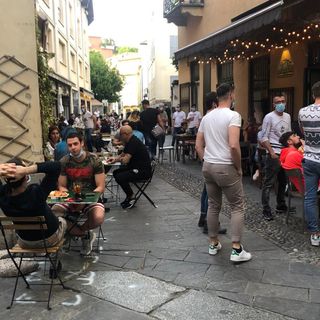 I bar restano aperti. Niente tornelli, vendita d'asporto di alcolici vietata dalle 19 e piazza Beccaria e via Vetera pedonali