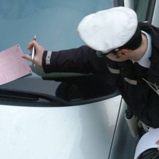 A Varese la metà degli automobilisti non paga le multe. L'assessore Catalano: «Giuste le sanzioni più pesanti, ma dateci più uomini per farle rispettare»