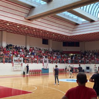 Il muro di folla al Campus per il primo abbraccio all'amatissima Pallacanestro Varese (fotografia Galbiati - Emanuele S.)