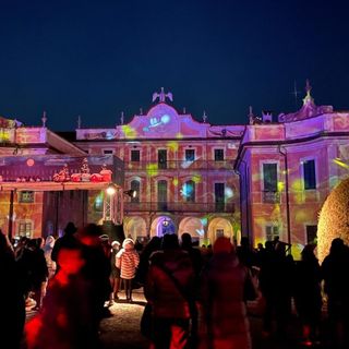 Il video mapping sulla facciata di Palazzo Estense del Natale 2023