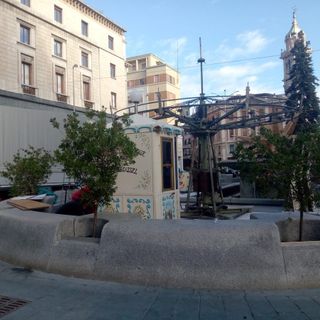 Luci e addobbi natalizi in allestimento in piazza Monte Grappa sotto un sole primaverile
