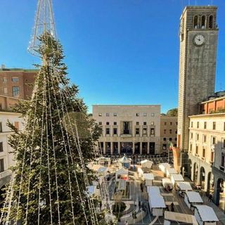 L'EDITORIALE. Il Natale tra le bombe e il festival del mugugno varesino: vadano avanti gli altri che io intanto ci penso...
