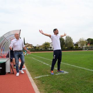 Neto, qui in panchina a guidare il Varese accanto a Pertile a Desenzano nella vittoriosa trasferta in cui De Paola fu assente per motivi di salute