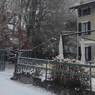 La nevicata in corso questa mattina, venerdì 5 gennaio, al Campo dei Fiori