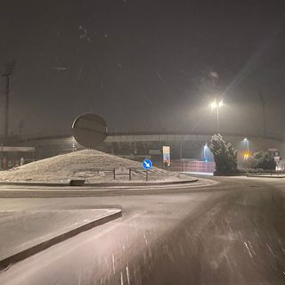 Piazzale dello stadio imbiancato: qualcuno tra poche ore sogna di vederlo così. Ma sarà dura (foto archivio)