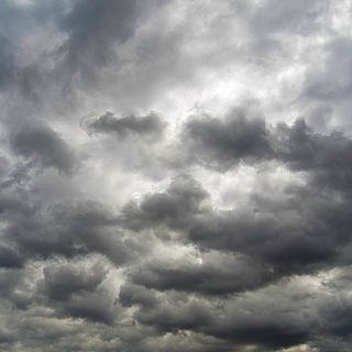 Primo novembre con le nuvole e un po' di pioggia in serata. Domani precipitazioni intense con vento