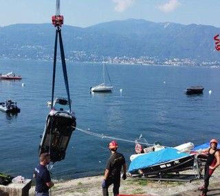 Verbania: auto scivola nel lago, nessun ferito