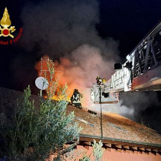 Baveno, tetto distrutto da un incendio