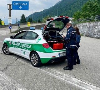 Sessantenne guida mentre si beve una birra: patente ritirata