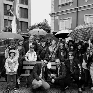La foto di gruppo davanti alla panchina blu di Arcisate, la prima in provincia, con il piccolo Daniele Silvestri accompagnato da famiglia e amici, il sindaco Cavalluzzi e i volontari di Adiuvare