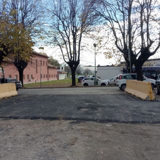 Al parcheggio dell'Insubria a Bizzozero arriva il cemento. Ma solo all'ingresso
