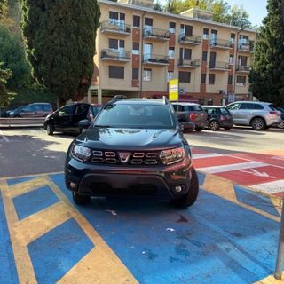 La segnalazione di un lettore civile batte l'inciviltà di quell'auto parcheggiata tra posto disabili e strisce pedonali