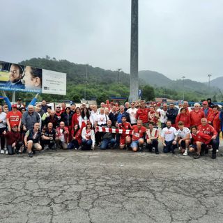 Il gruppone di Passione Biancorossa in sosta durante il viaggio verso Sanremo (foto Ezio Macchi)