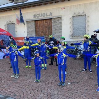 IL MIRACOLO DEL CUORE. Chi pedalando, chi passeggiando e chi con un breve sosta, l’affetto dei 1000 per la Pedala con i Campioni