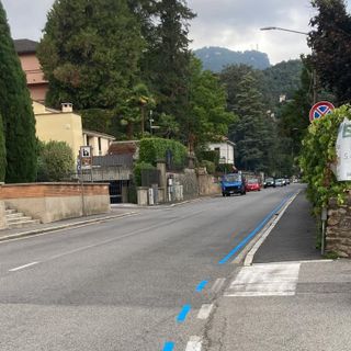 Eolo tinge Varese di blu. Comparsa nella notte una striscia a bordo delle strade e il web ironizza Eolo tinge Varese di blu. Comparsa nella notte una striscia a bordo delle strade e il web ironizza