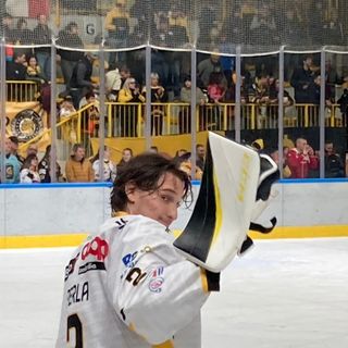 Rocco Perla dà il cinque ai piccoli grandi tifosi dei Mastini (foto Alessandro Umberto Galbiati)