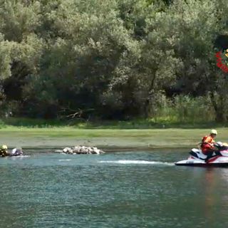 Monvalle, bagnante resta intrappolato nel fango del lago Maggiore: salvato Monvalle, bagnante resta intrappolato nel fango del lago Maggiore: salvato