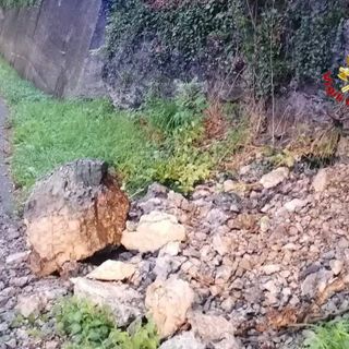 Il materiale caduto sulla carreggiata in serata a Induno Olona