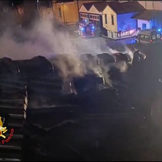 Tetto in fiamme a Cantello: sabato sera di fuoco in Valceresio