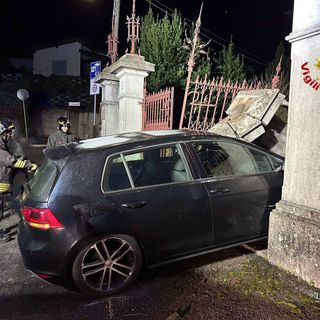 FOTO. Schianto tra due auto, una finisce contro un cancello e lo sfonda. Paura nella notte a Germignaga