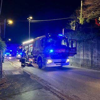 FOTO. Edificio in fiamme in via Gozzi a Varese: incendio domato dai vigili del fuoco