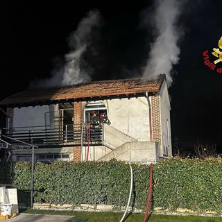Esplosione in un'abitazione di Carbonate: due feriti soccorsi dai vigili del fuoco di Como e Varese