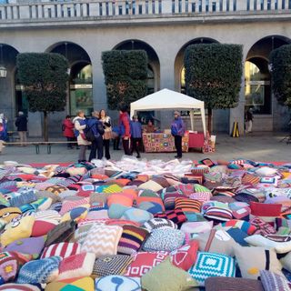 Piazza San Vittore si riempie di cuscini fatti a mano per l'evento &quot;Un cuscino per continuare a volare in alto&quot;. Un bellissimo regalo di Natale aiuta a fare del bene
