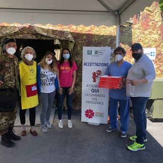 Pizze gratis per volontari, militari e operatori sanitari dell'hub della Schiranna