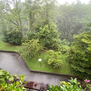 Breve diluvio nel quartiere di Bizzozero a Varese attorno alle 17.30 di oggi, domenica 21 luglio